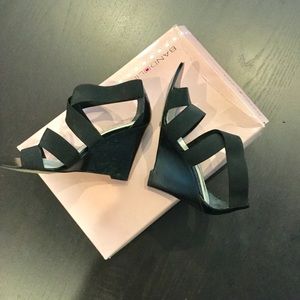 ❤️BANDOLINO Strappy Wedge Shoes